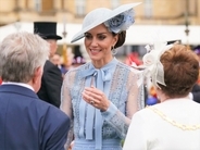 キャサリン妃、4年前に絶賛された水色のレースのセットアップでガーデンパーティーに