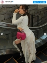 紗栄子、スカートから美脚のぞく妖艶なショットに反響「毎回センスがいい」