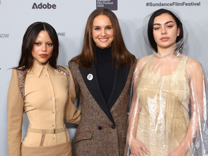 眉ブリーチに透明ポンチョ、抗議バッジ…サンダンス映画祭で視線を集めた三者三様ルック