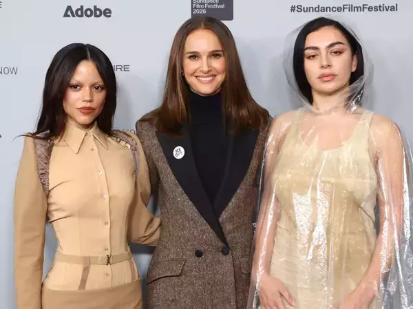 眉ブリーチに透明ポンチョ、抗議バッジ…サンダンス映画祭で視線を集めた三者三様ルック