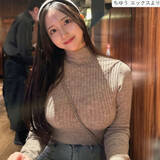 「フォロワー500万の165cm美女、タイトなニット姿が「スタイル抜群」「最高」　デニムパンツも履きこなす」の画像1