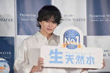 「菊池風磨、美しい肌の秘訣は“生”　プレミアムウォーター「生天然水」アンバサダー就任」の画像1