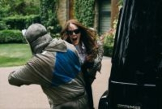 ランティモス新作『ブゴニア』、誘拐劇の始まりや養蜂する誘拐犯など奇想天外な場面写真が一挙解禁