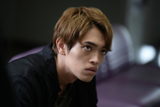 原嘉孝が印象一変　映画『シャドウワーク』“まばたきをしない”不気味な眼差しを捉えた新場面写真解禁