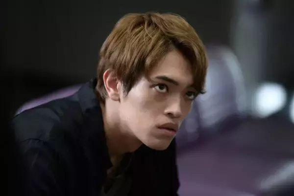 原嘉孝が印象一変　映画『シャドウワーク』“まばたきをしない”不気味な眼差しを捉えた新場面写真解禁