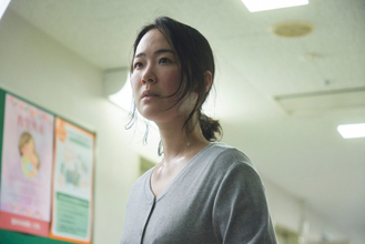黒木華、中島哲也監督と脚本第1稿から役作り　『時には懺悔を』“引き算”の演技光る場面写真解禁