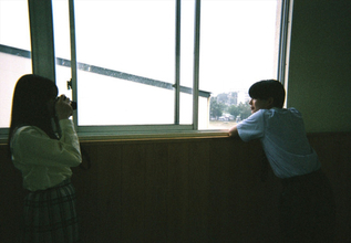 『恋に至る病』長尾謙杜と山田杏奈がインスタントカメラで撮影し合いっこ！　2人の撮り下ろしカット＆特別映像解禁