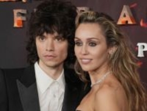 マイリー・サイラスが6歳年下のドラマー恋人と婚約！　リングのお値段は7000万円!?