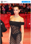 デュア・リパ、ボディが透けるドレス姿でベルリン国際映画祭に　次期ジェームズ・ボンド候補の婚約者と登場