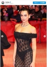 デュア・リパ、ボディが透けるドレス姿でベルリン国際映画祭に　次期ジェームズ・ボンド候補の婚約者と登場