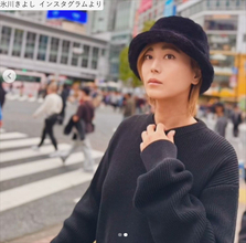 氷川きよし、スクランブル交差点で美オーラ全開　ニットコーデで魅了