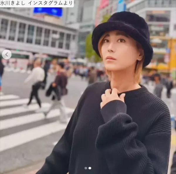 氷川きよし、スクランブル交差点で美オーラ全開　ニットコーデで魅了