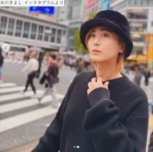 氷川きよし、スクランブル交差点で美オーラ全開　ニットコーデで魅了