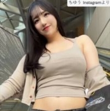 フォロワー500万の165cm美女、下アングルからの抜群プロポーションにネット衝撃　ミニ丈×デニムパンツ姿披露
