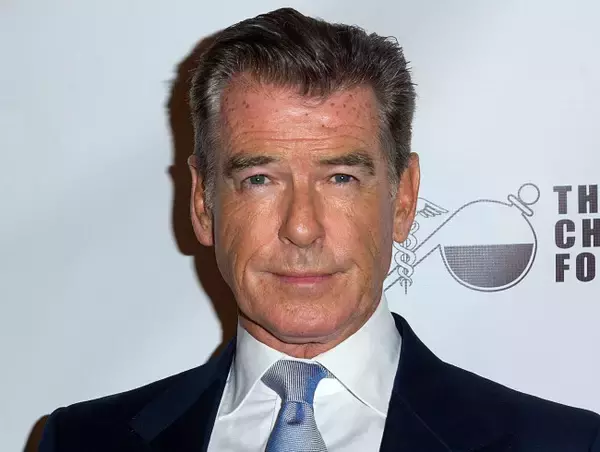 ピアース・ブロスナン、20年疎遠の息子と関係修復　再会ディナーをキャッチされる