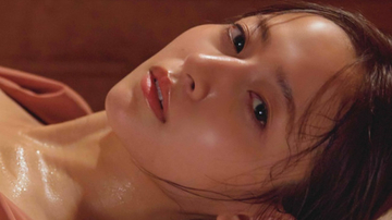 乃木坂46・金川紗耶、ピンクの水着で海外初のサウナを体験！　1st写真集先行カット解禁