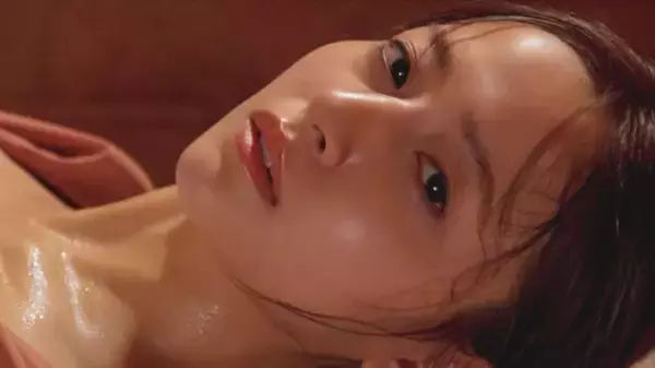 乃木坂46・金川紗耶、ピンクの水着で海外初のサウナを体験！　1st写真集先行カット解禁