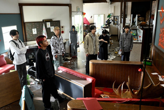 『シナントロープ』第10話　襲撃された店内でメンバー全員がシマセゲラによる脅迫を知る