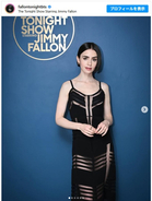 『エミリー、パリへ行く』俳優が大胆カットアウトドレスで番組に　ヴィクトリア・ベッカムとユニークなやりとりも