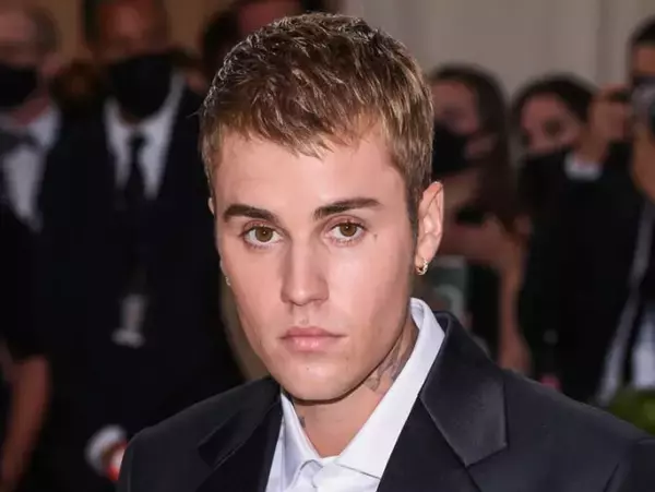 ジャスティン・ビーバー、感謝祭に息子の写真をシェア　ヘイリーとの密着ショットも