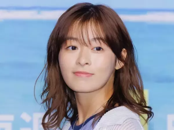 森七菜、制服姿がエモすぎる！『秒速5センチメートル』オフショットに反響「超絶可愛い」