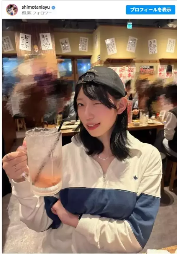 174cm元アイドル美女、ほろ酔い飲み姿がかわいい！　ジョッキ片手にウインク