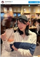 174cm元アイドル美女、ほろ酔い飲み姿がかわいい！　ジョッキ片手にウインク