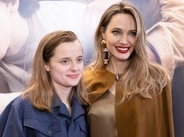 アンジェリーナ・ジョリー、娘とプロデュースした舞台の関係者とお揃いでタトゥー