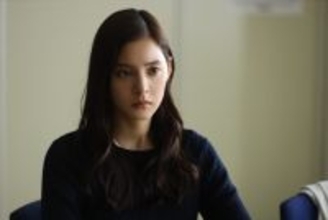 『良いこと悪いこと』第6話 連続殺人事件が週刊誌に取り上げられ“猿橋”新木優子がバッシングの対象に