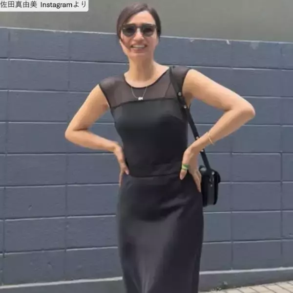佐田真由美48歳、タイトなスカート姿で美スタイル全開！　「素敵」「カッコいい」　2児の母