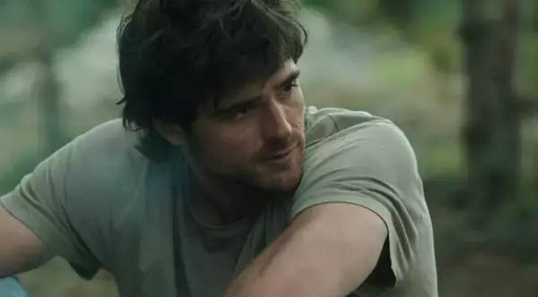 注目俳優ジェイコブ・エロルディ、完璧なルックスを泥と血で汚す！　『ラスト・サバイバー』で新境地