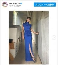 望月理恵52歳、スリットからおみ足チラリなドレス姿に「すげースタイルいい」「180cmに見えます！」
