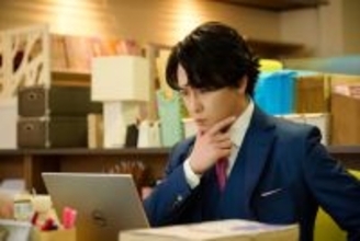 『ターミネーターと恋しちゃったら』“エータ”宮舘涼太の赤いバスローブ姿に反響「舘様すぎ」「お似合いです」