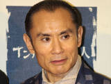 「オシャレすぎる71歳・片岡鶴太郎、素肌にデニムのシブすぎるコーデに反響「これが似合うってすごい」」の画像1