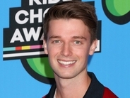 パトリック・シュワルツェネッガー、ホットな水着姿公開　『ホワイト・ロータス3』撮影中