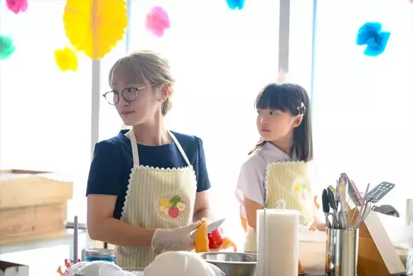 『フェイクマミー』第4話 “茉海恵”川栄李奈、“薫”波瑠の妹として学校のファミリーデーに参加