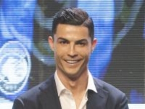 クリスティアーノ・ロナウド、婚約者はダイヤのサイズなど気にしない　巨大なリングが話題に