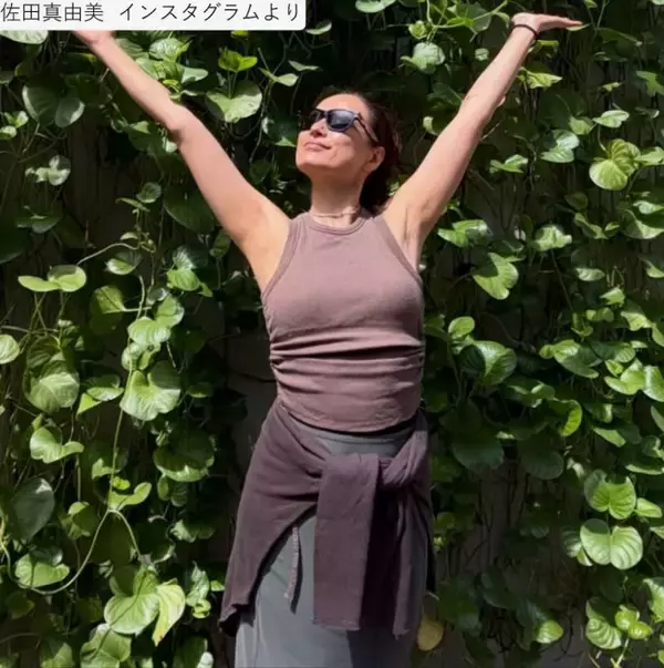 佐田真由美48歳、タイトなタンクトップ姿で美スタイル全開　2児の母