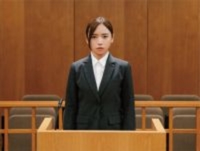 齊藤京子の輝くアイドル姿から不安抱えるスーツ姿も『恋愛裁判』場面写真16点一挙解禁