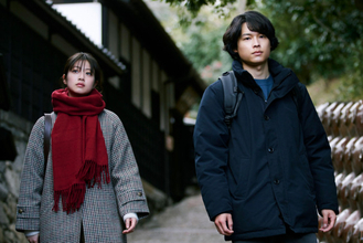 松村北斗×今田美桜『白鳥とコウモリ』 被害者の娘と容疑者の息子が禁断の出会い　本編映像＆場面写真解禁