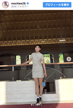“奇跡の50代”望月理恵、キュートなミニスカゴルフコーデに反響