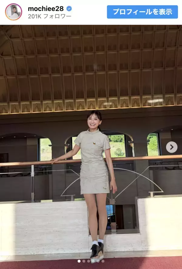 “奇跡の50代”望月理恵、キュートなミニスカゴルフコーデに反響