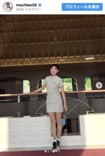 “奇跡の50代”望月理恵、キュートなミニスカゴルフコーデに反響