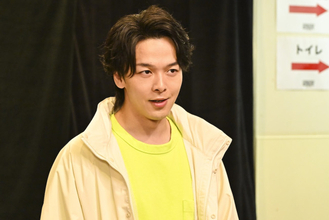 『DREAM STAGE』“吾妻”中村倫也、顎クイ→指トントンにネット悶絶「バカメロい」「ニマニマしちゃう」