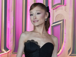 レッドカーペットで突撃されたアリアナ・グランデ、ニューヨークプレミアでカメラマンに叫ぶのを止めるよう求める