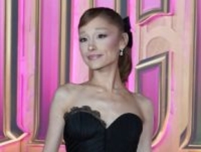 レッカぺで突撃されたアリアナ・グランデ、ニューヨークプレミアでカメラマンに叫ぶのを止めるよう求める