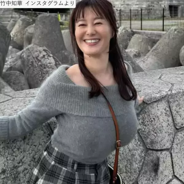 グラビア話題43歳・元NHKの竹中知華アナ、タイトなニット姿が「スタイル抜群」　ショーパンも履きこなす