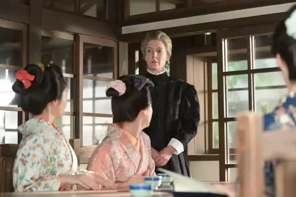 『風、薫る』「しゃんとしなさい！」バーンズ先生登場にネット騒然「現代版ロッテンマイヤーさん？」「ブラックバーン校長みたい」
