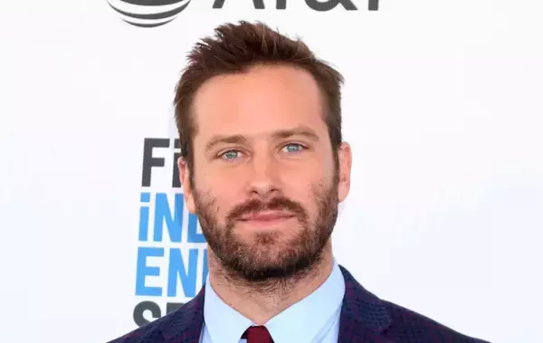 キャリアの苦難を迎えているアーミー・ハマー、富豪の父から遺産をもらっていない「一生安泰とはいかなかった」