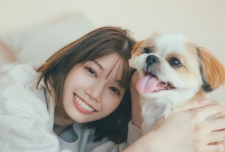 日向坂46・高本彩花、愛犬ちぇりちゃんと念願のツーショット！　写真集封入ポスカ第3弾